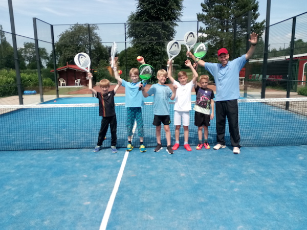 Elektrode Ausspucken Unangemessen Tennis Weyhe Unbewaffnet Straße Bewohner